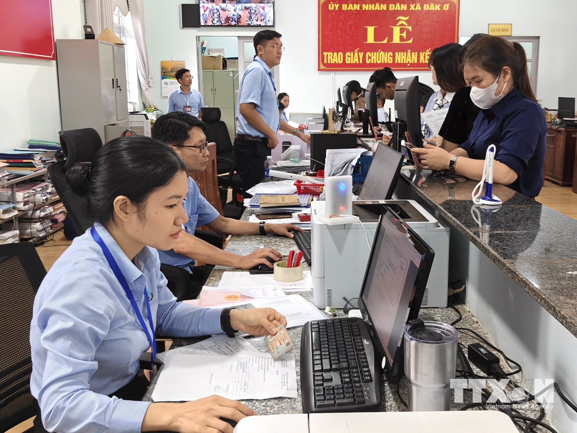 Trung tâm Phục vụ hành chính công xã Đăk Ơ đẩy mạnh chuyển đổi số, nâng cao phục vụ người dân. (Ảnh: K GỬIH/TTXVN)